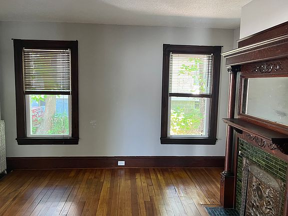 Living room with fireplace (decorative only)