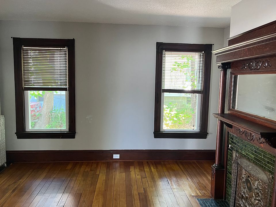 Living room with fireplace (decorative only)