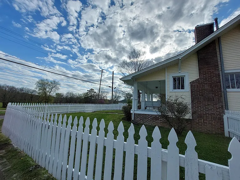 203 Riverside Dr — Photo 23