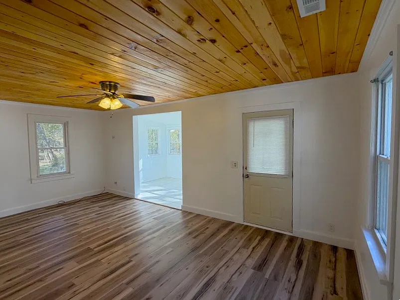 3 bed, 1160 sqft, $2,220 — Photo 4