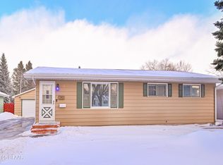 2115 S 20th St, Grand Forks, ND 58201
