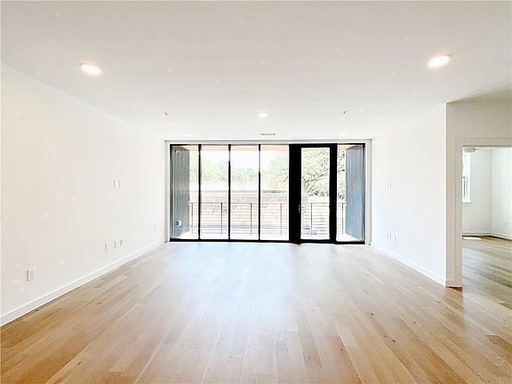 5th image of 900 S 1st St #200