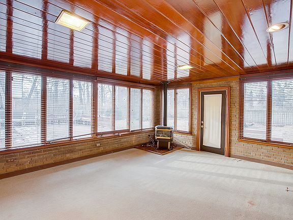 5th image of 1454 Strathcona Dr