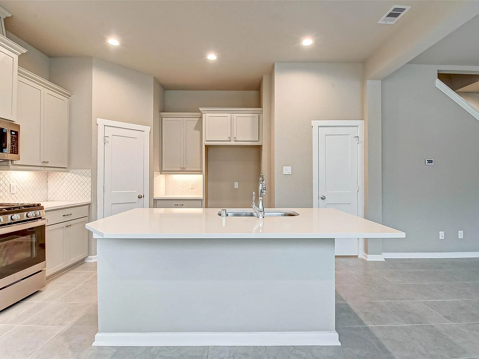 3 bed, 2.5 bath, 1809 sqft, $2,200 — Photo 4