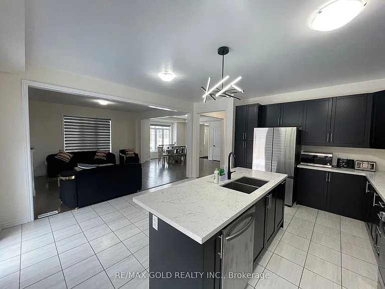 537 Veterans Dr — Photo 9