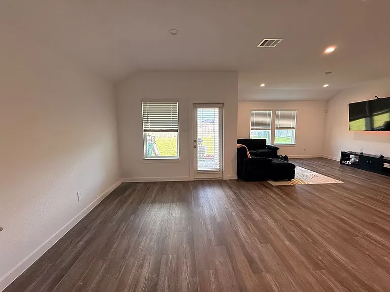 1210 Hughes Crossing Dr — Photo 8