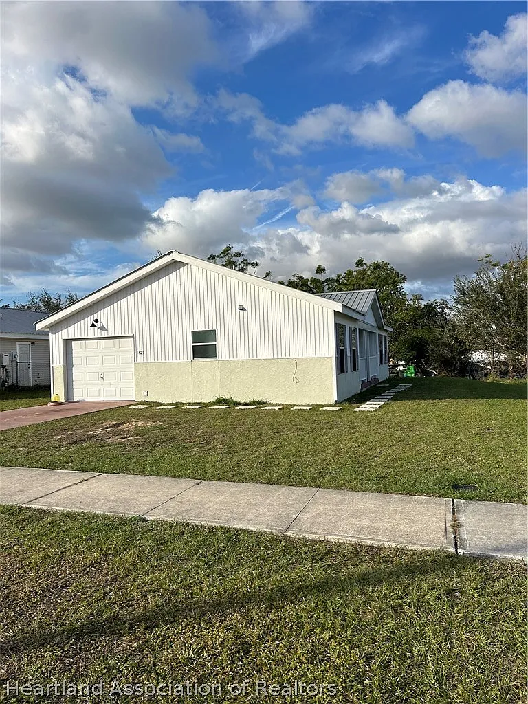 3 bed, 2.0 bath, 1220 sqft, $1,550 — Photo 2