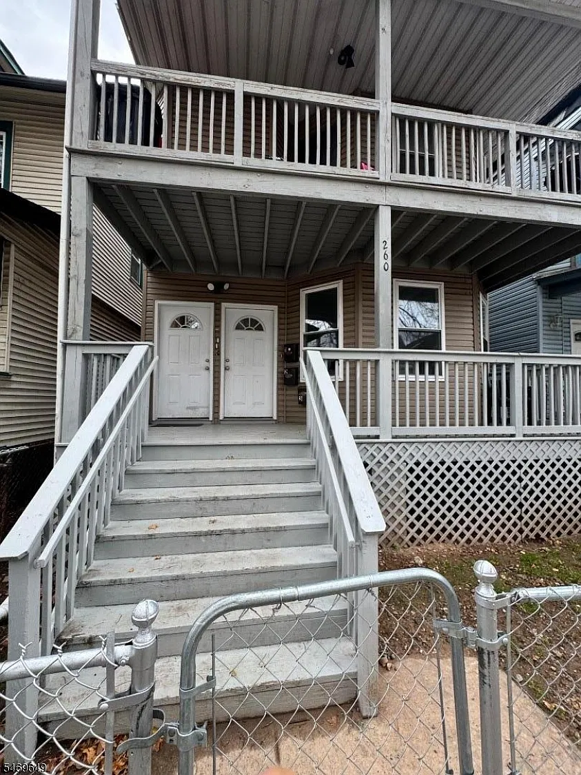 3 bed, 1.0 bath, $1,900 — Photo 2