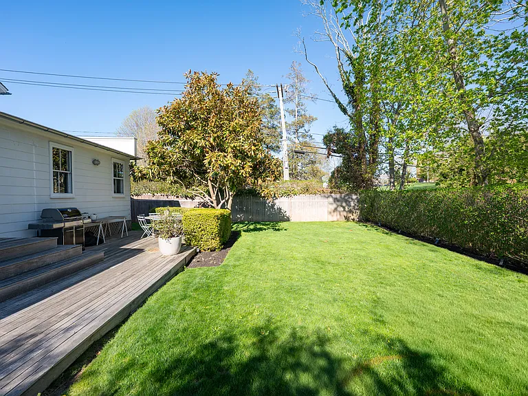 160 Jermain Ave — Photo 17