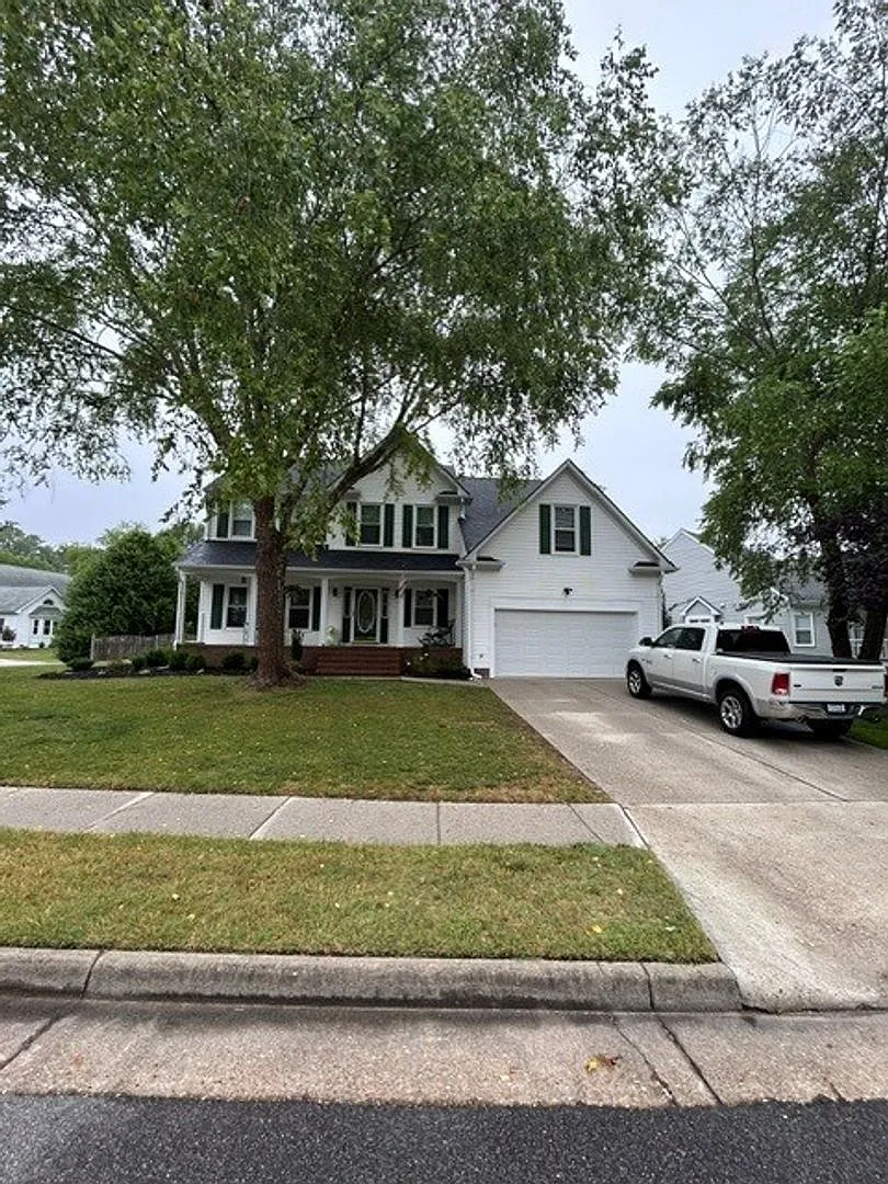 Charming Home In Highly Sought After Neighborhood. — Photo 2