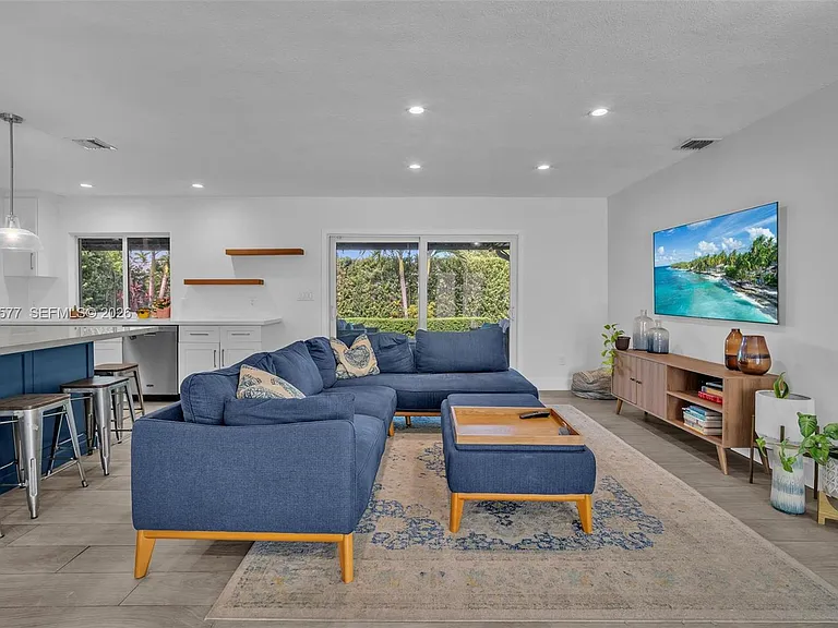 1807 SW 102nd Pl — Photo 5