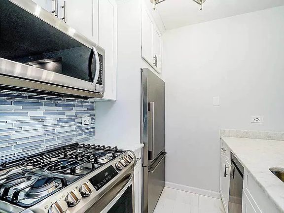 4th image of 250 E 40th St APT 18A