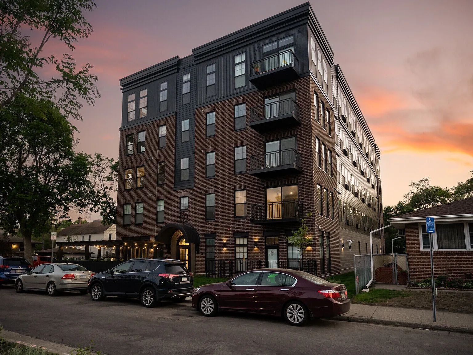 1000 Main — Photo 2