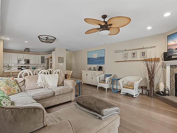 3rd image of 134 50th St W #Sea