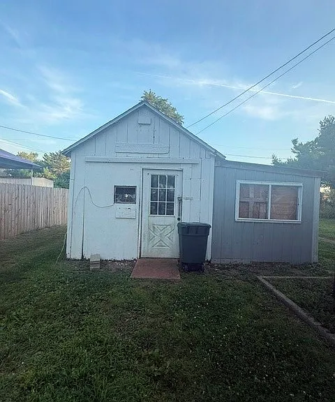 409 W Walnut St — Photo 4