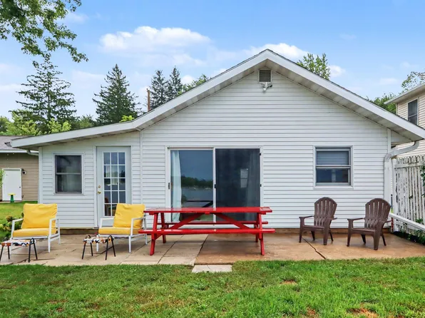 11334 E Shore Dr, Delton, MI 49046