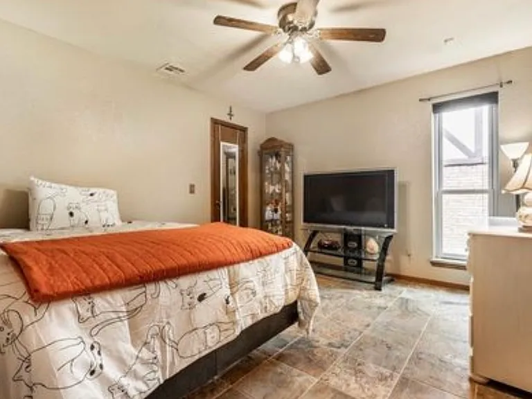 10204 Glendover Ave — Photo 4