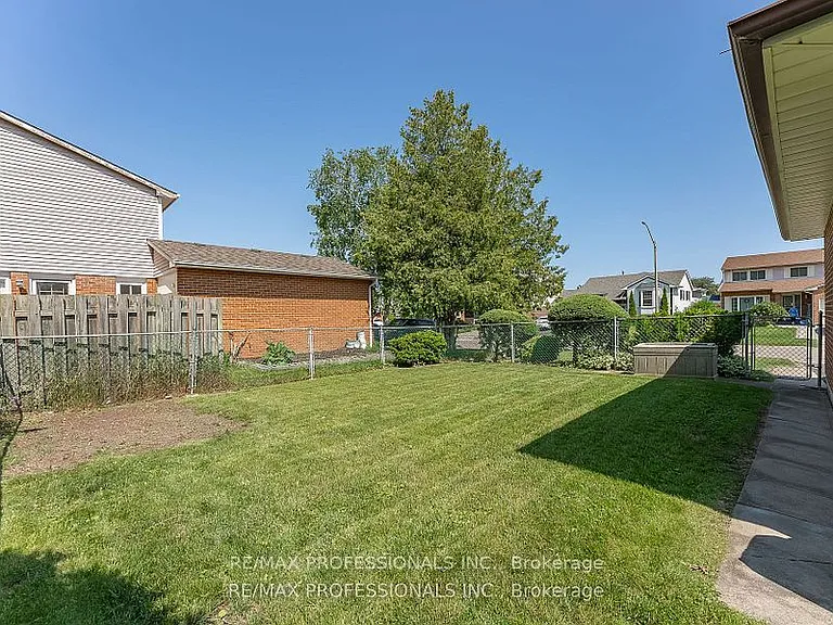 124 Panter Cres #LOWER — Photo 22