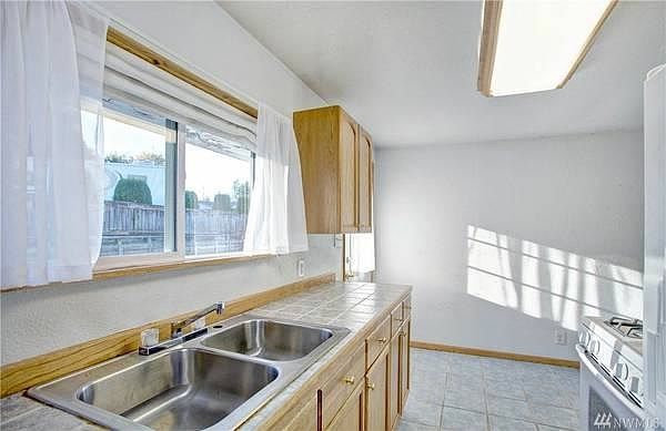 1st image of 9608 Fruitland Ave E