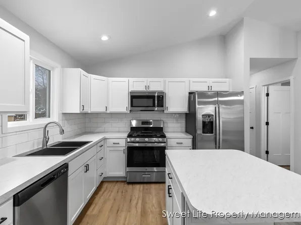 1027 Woodrow Ave NW, Grand Rapids, MI 49504