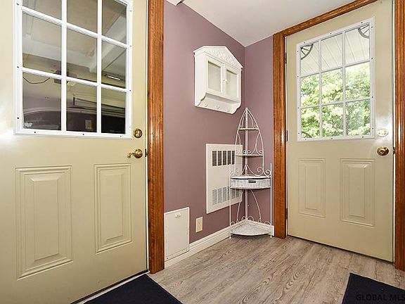 3rd image of 39 Catherine St