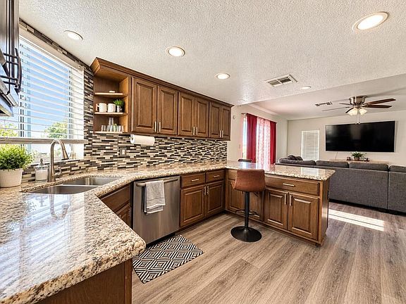 4th image of 720 Oleander Ln