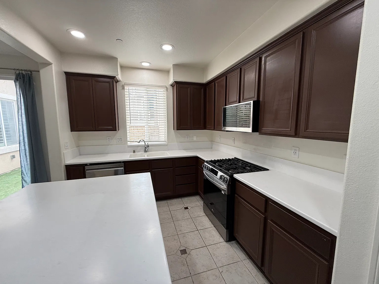 4 bed, 1900 sqft, $4,150 — Photo 2