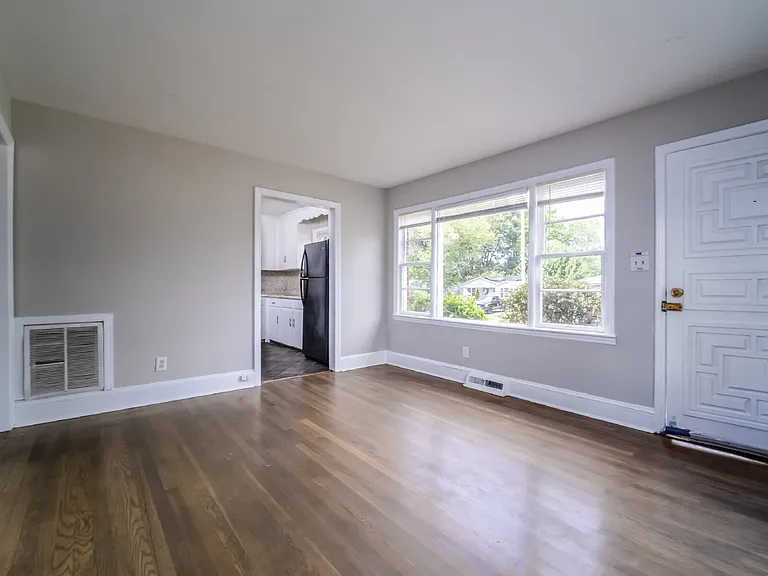 3453 Meredith Ave — Photo 5