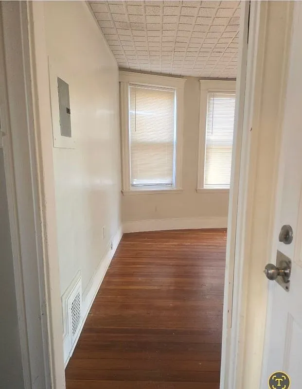 3 bed, 1.0 bath, 1145 sqft, $3,000 — Photo 4