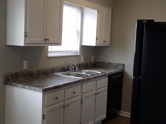 4th image of 109 Woods Trl APT 2