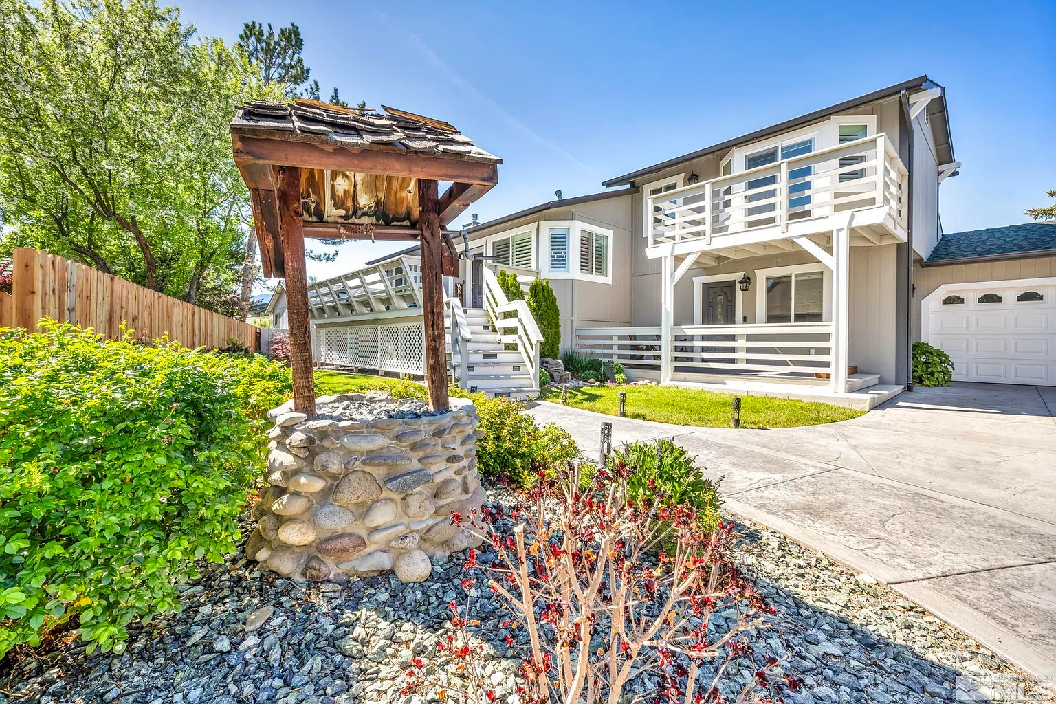 1674 Mackland Ave photo 1