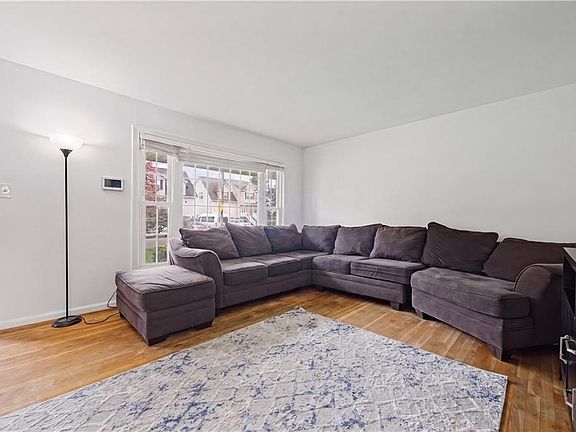 4th image of 15 Hodges Dr