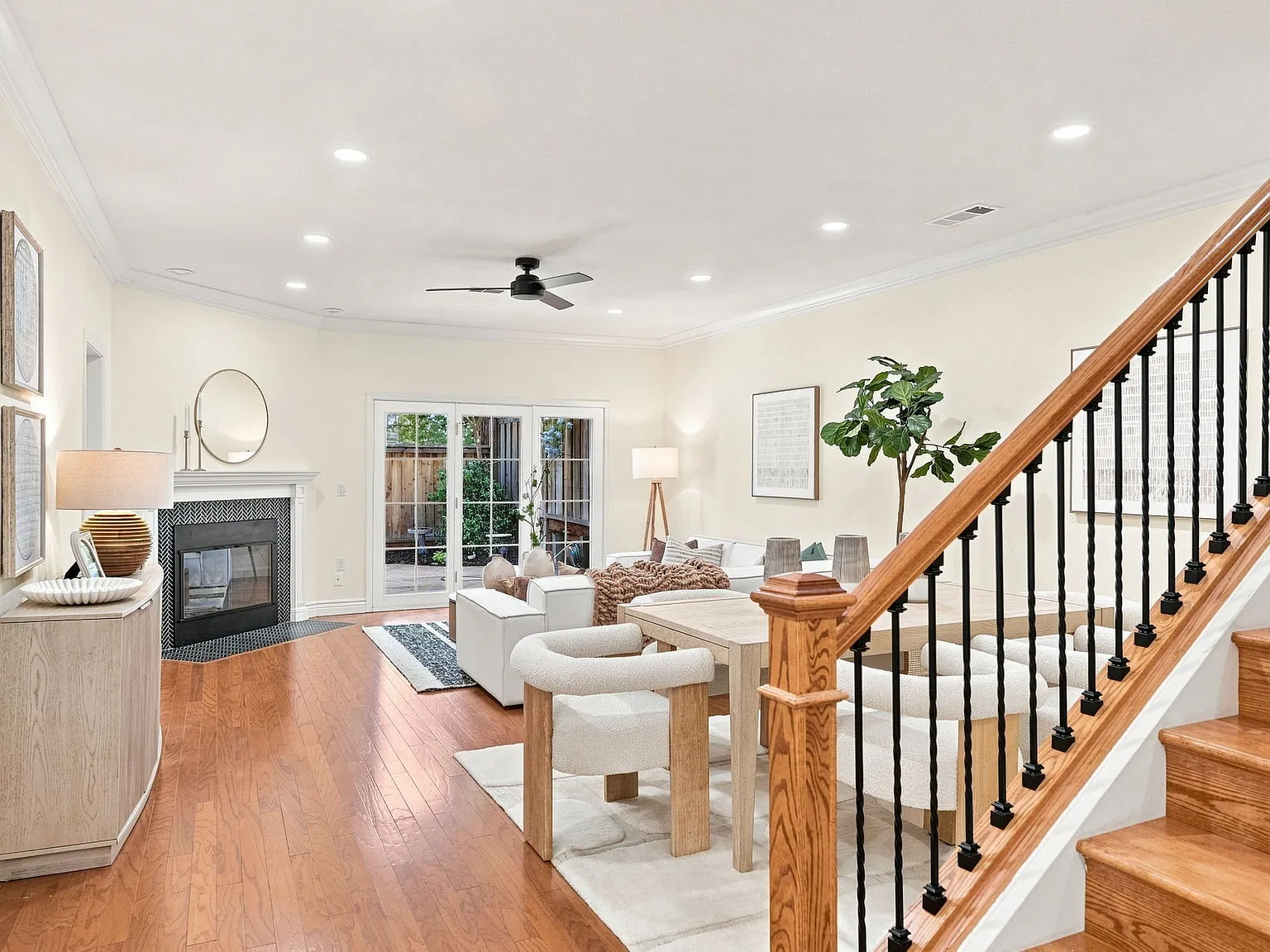 4 bed, 2.5 bath, 2315 sqft, $4,995 — Photo 2