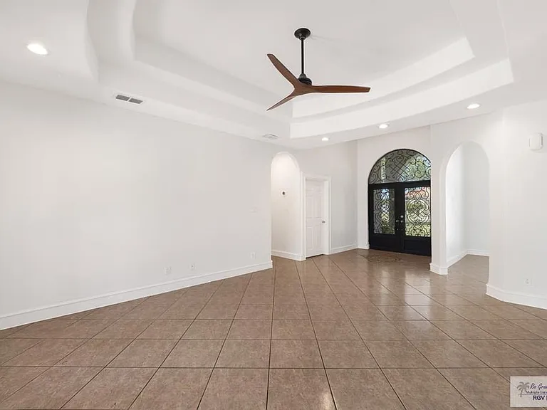 5684 Heron Cove Ln — Photo 3