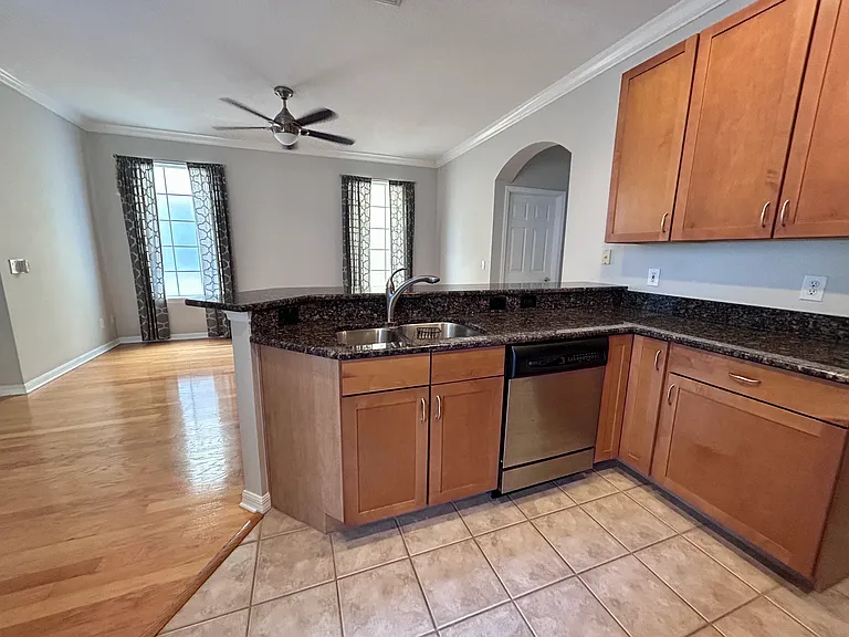 2135 Ridgewood St — Photo 8