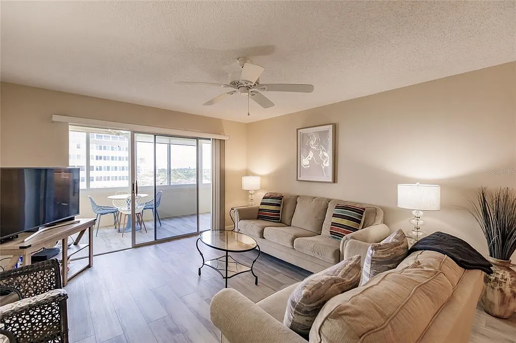 2 bed, 2.0 bath, 1163 sqft, $7,500 — Photo 3