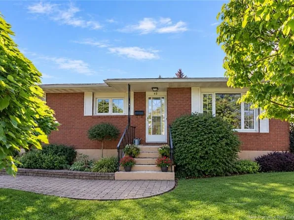 62 Ayer Ave, Moncton, NB E1C 8G8