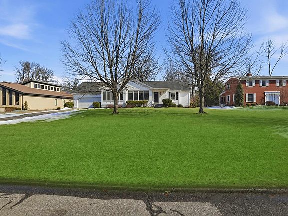 3rd image of 942 Plaza Dr