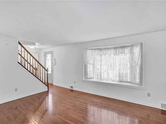 3rd image of 176 Richmore Dr