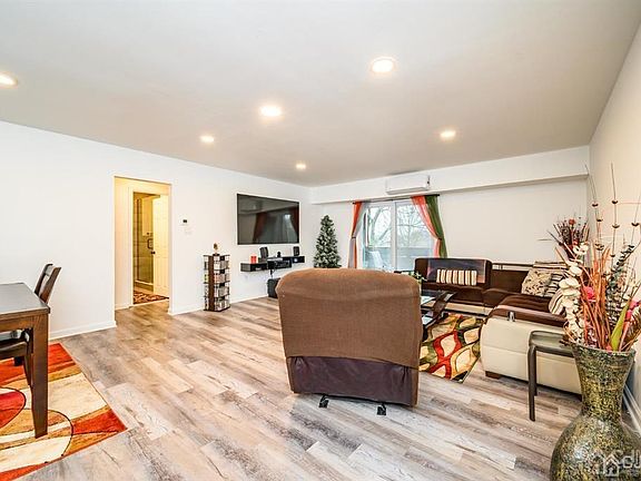 4th image of 808 Henri Ct #3