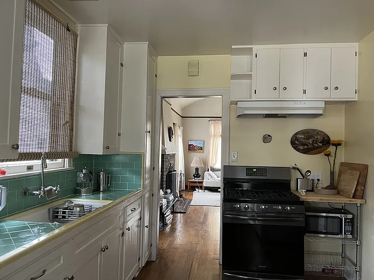 Westminster Ave — Photo 10