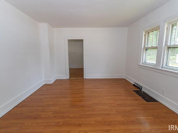 4th image of 1822 Elwood Ave