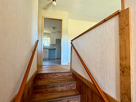 4th image of 825 Oak St