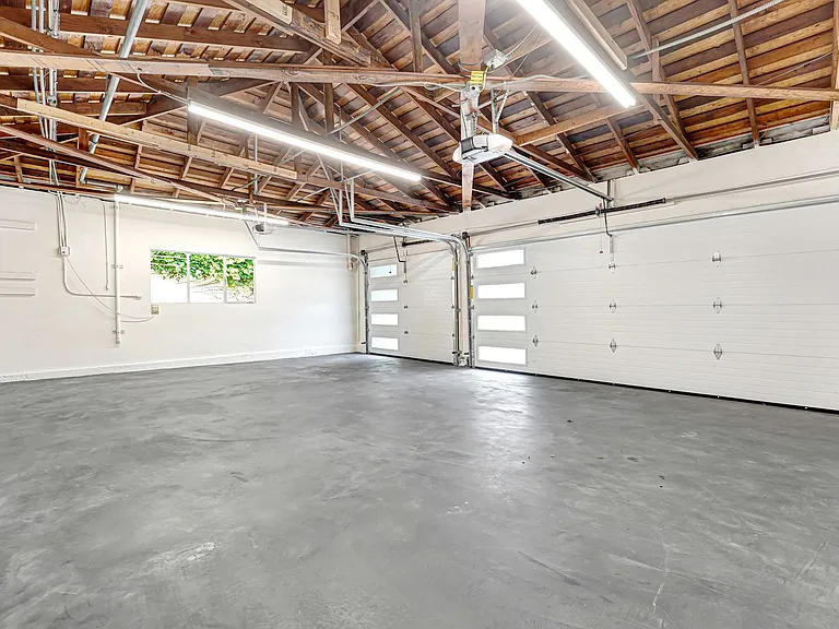 555 Amalfi Dr — Photo 35