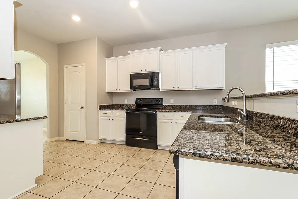 3 bed, 2.0 bath, 1510 sqft, $1,745 — Photo 3