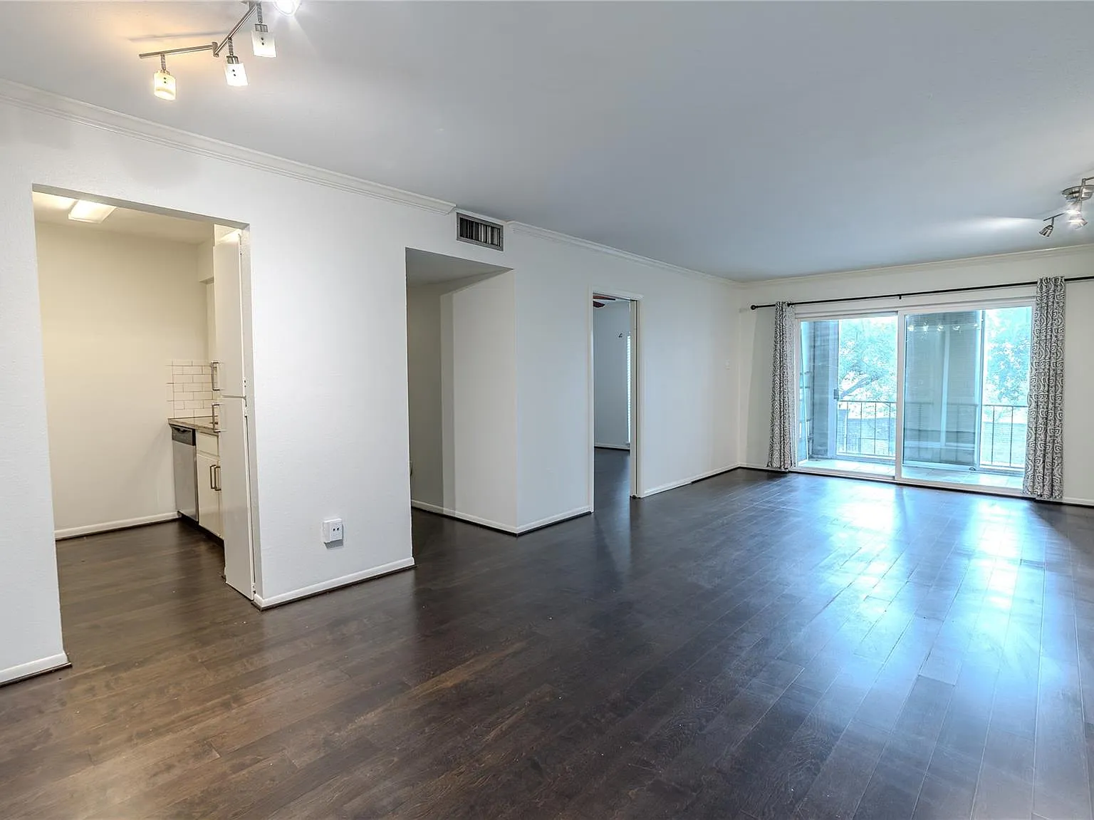 2 bed, 1.0 bath, 1020 sqft, $1,550 — Photo 2