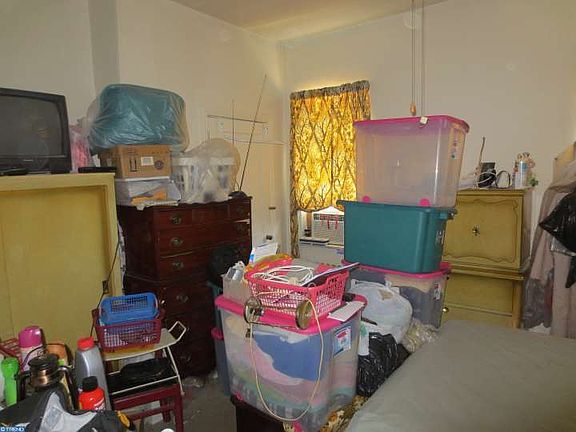 5th image of 946 Daly St
