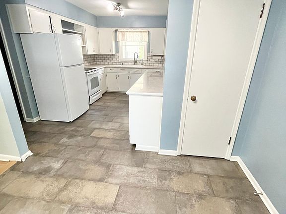 4th image of 6762 Western Ave