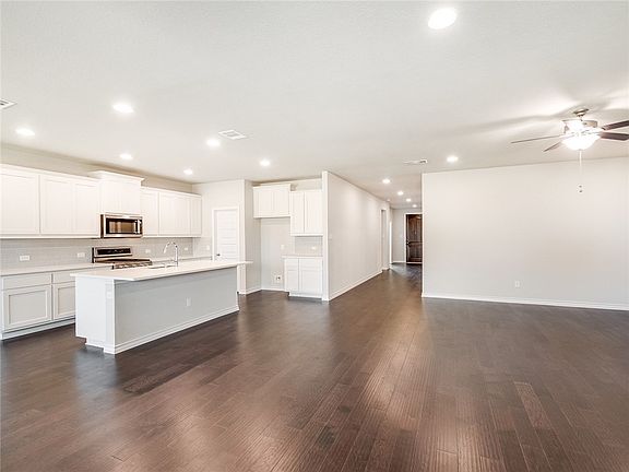 3rd image of 7311 Leonardo Dr
