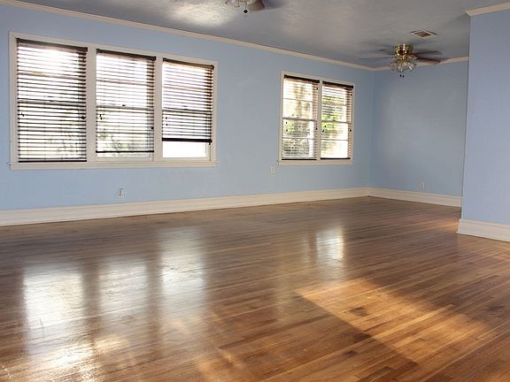 4th image of 555 Peyton Dr